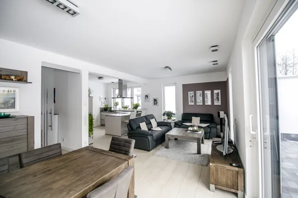 Offener Wohn- und Essbereich mit Sofa und Küche