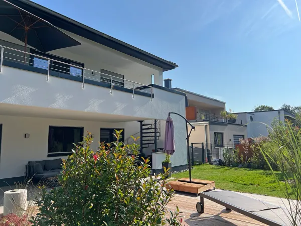 Haus mit Balkon, Terrasse und Garten