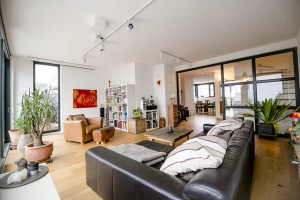 Wohnzimmer mit Ledersofa und Pflanzen