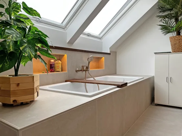 Badezimmer mit Badewanne unter Dachfenstern